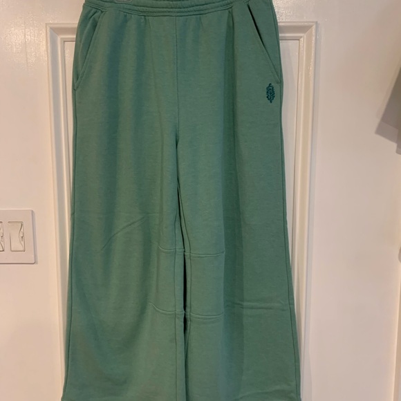 Free people movement wide leg cropped pant set. Size small. - Picture 2 of 12